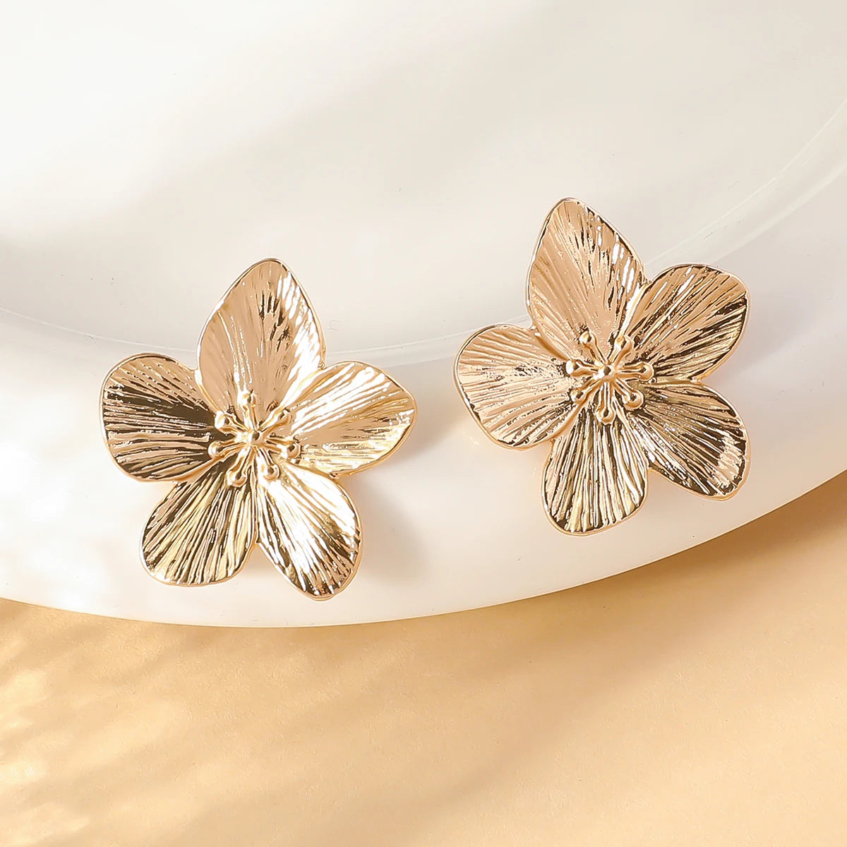 2PC Women's Retro Cream Layered Petals Daisy Flower Pendant Earrings Fashion Jewelry Dressing Carnival Party Gifts